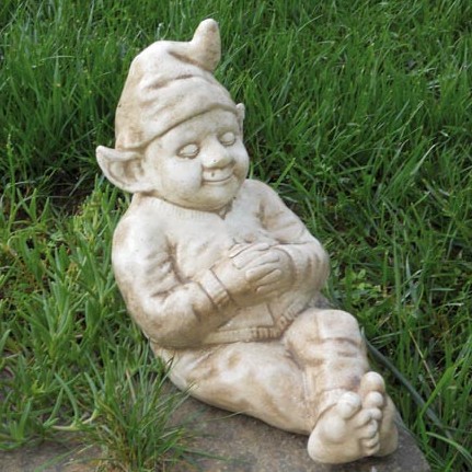 Gartenzwerg aus Kunststein, patiniert